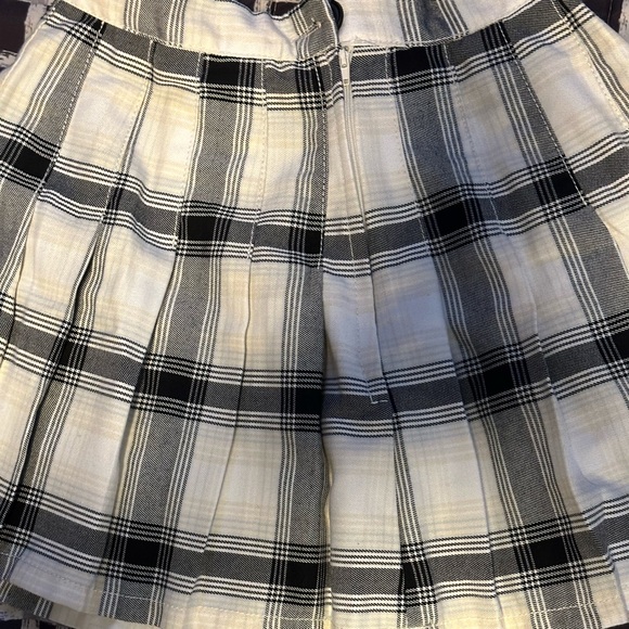 Black and white plaid skirt - Picture 2 of 2